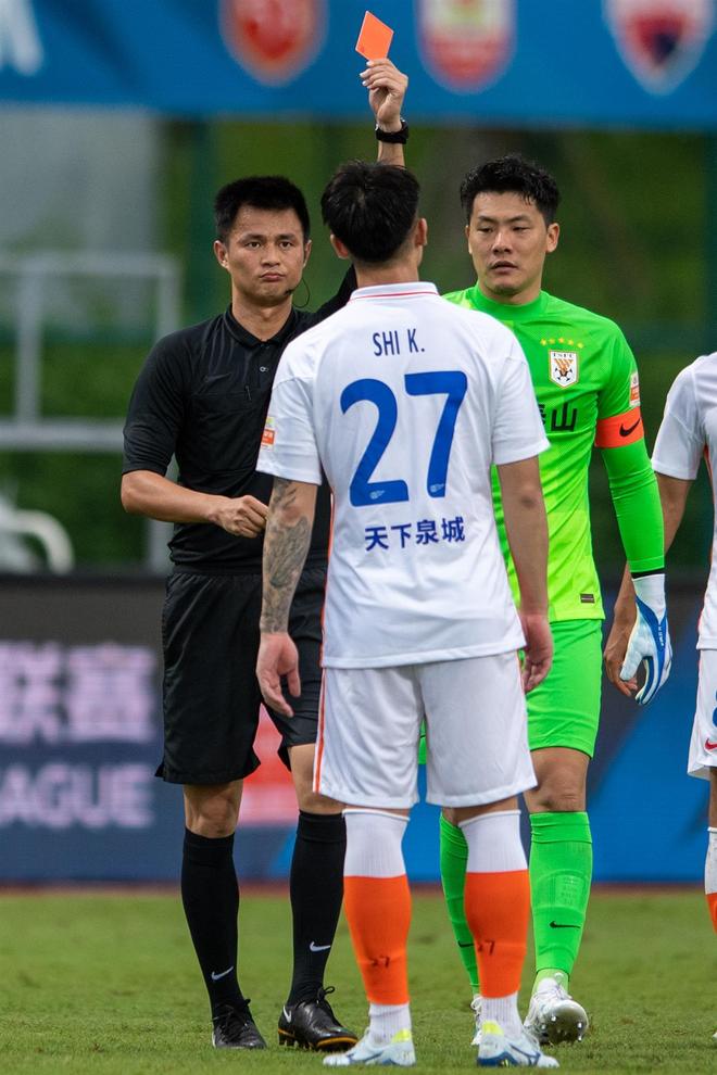 雷火电竞app-情绪失控事件发生，红牌飞出