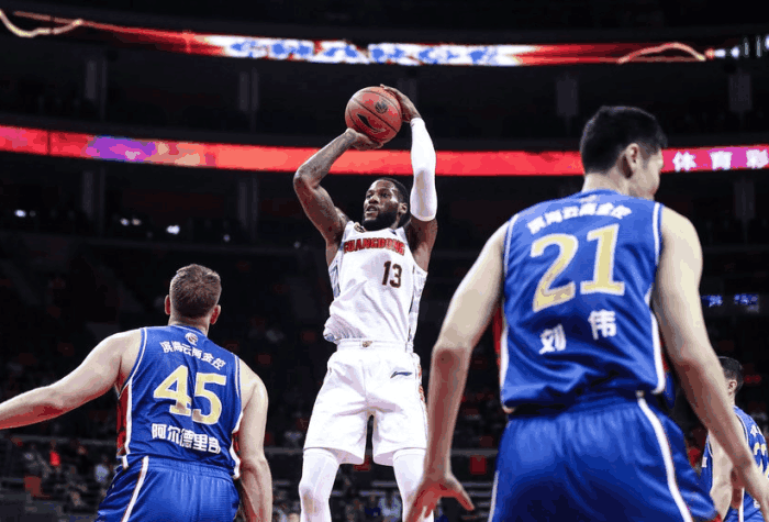 雷火电竞亚洲先驱-云南男篮惊险获胜，保持不败