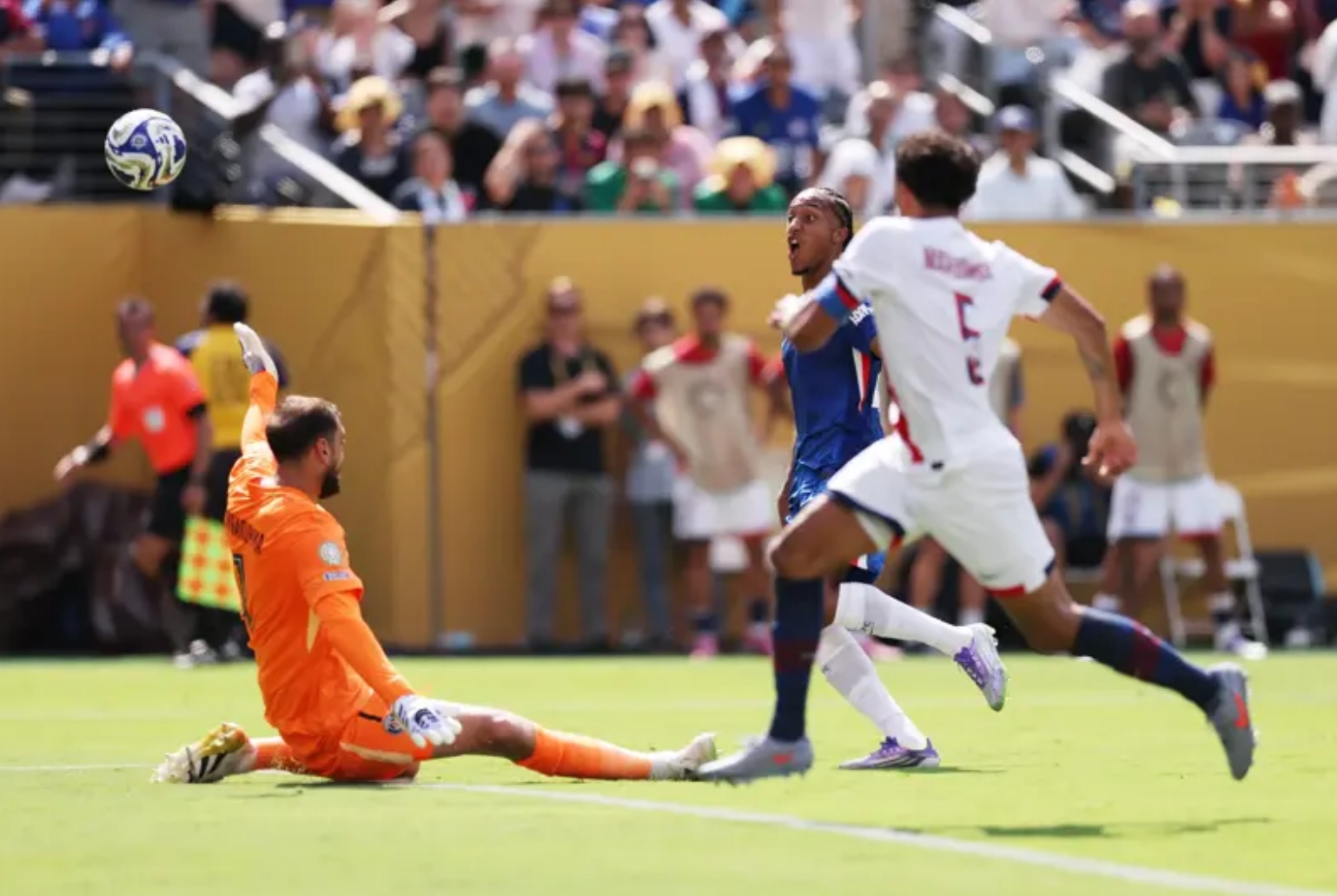 比赛场面激烈，球队内部团结一心奋战的简单介绍