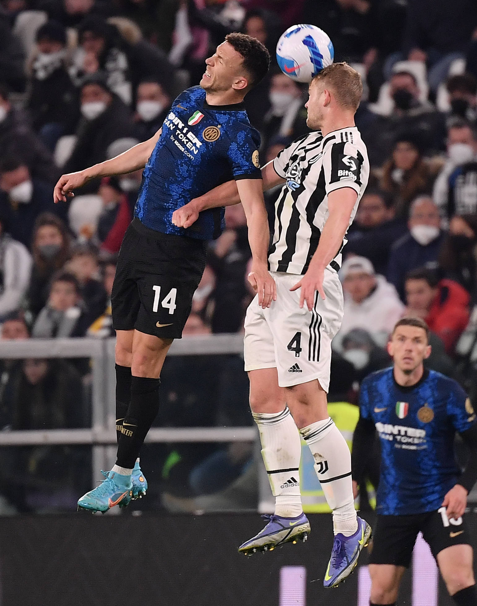 雷火电竞充值-AC米兰对阵尤文图斯：豪门对决谁更胜一筹？的简单介绍