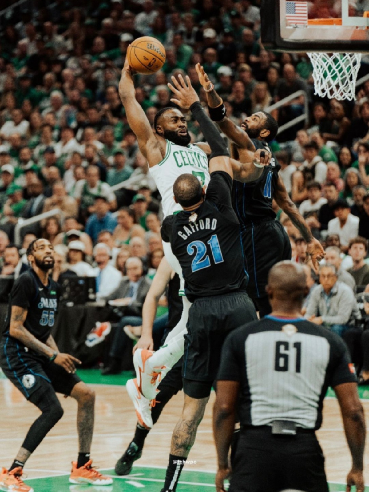 雷火电竞官网-独行侠鏖战凯尔特人，戈贝尔扛起全队的简单介绍