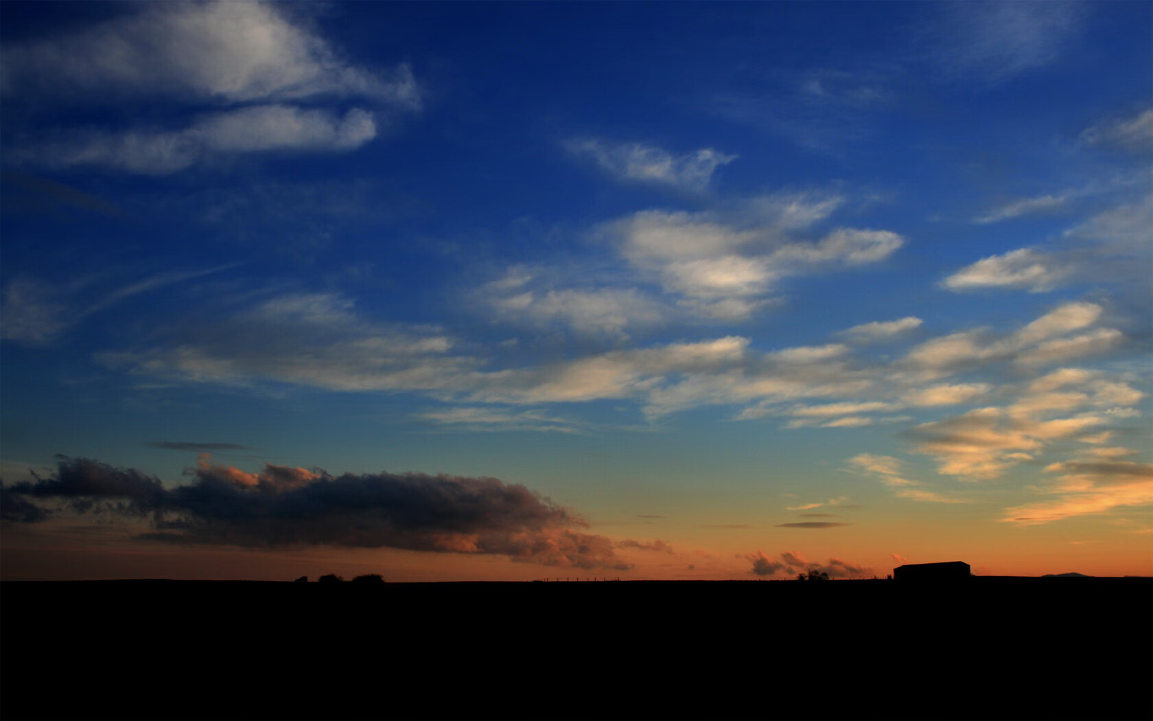 蓝火灼夜，库里如何用一记三分改写命运拼图